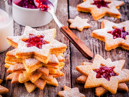 Австрийски коледни линцерови сладки / бисквити звезди с бадеми и конфитюр - снимка на рецептата